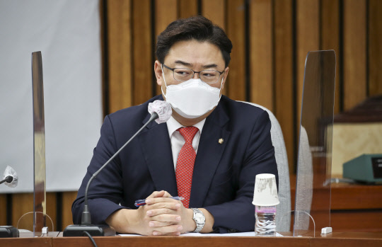 김성원 국민의힘 원내수석부대표가 3일 국회에서 열린 원내대책회의에 참석하고 있다. 연합뉴스